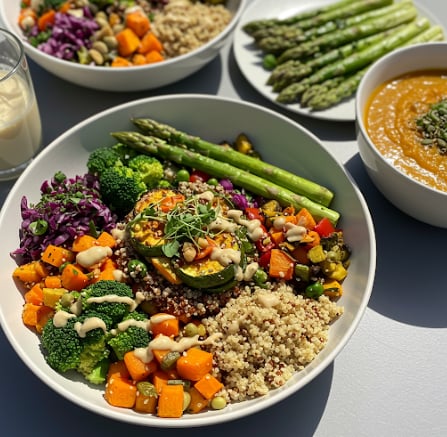 Hälsosam växtbaserad mat med quinoa, morötter, sparris